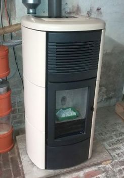 Preview: Eigener Pelletofen MCZ CLUB 2.0 Comfort Air 12,0 kW, für Werkstattheizung im Stockwerk darüber
