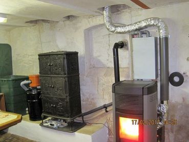 Preview: Eigener Pelletofen MCZ CLUB 2.0 Comfort Air 12,0 kW, für Werkstattheizung im Stockwerk darüber