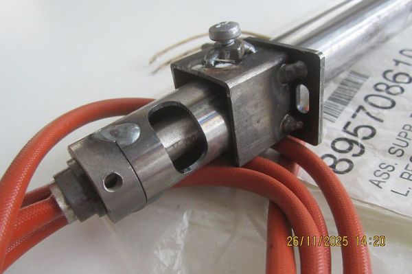 Halterung kpl. mit Zündkerze 895708610