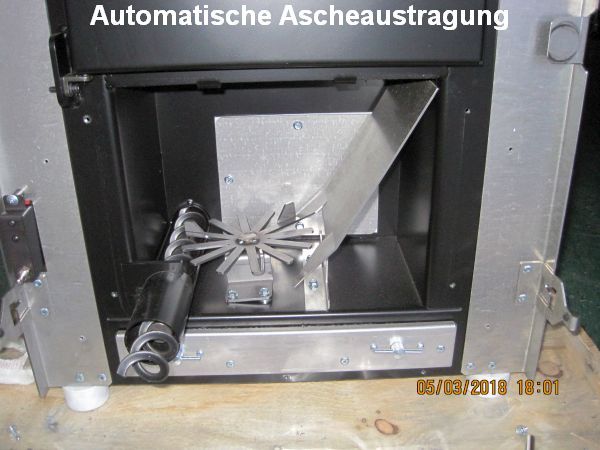 RED Compact 18 Easy Clean mit 2 automatischen Pellets-Befüllungs-Sauganlagen